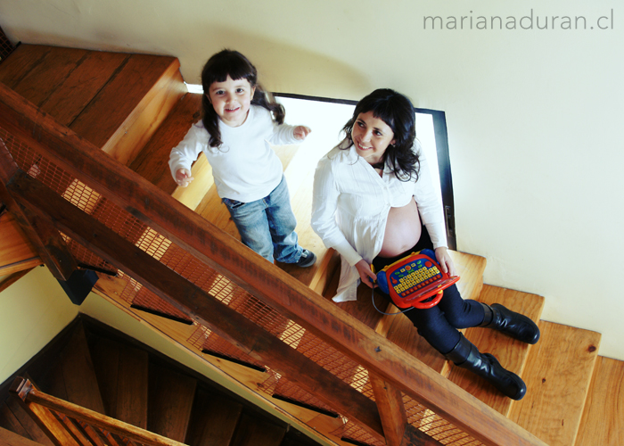 niña bailando en escalera junto a su madre