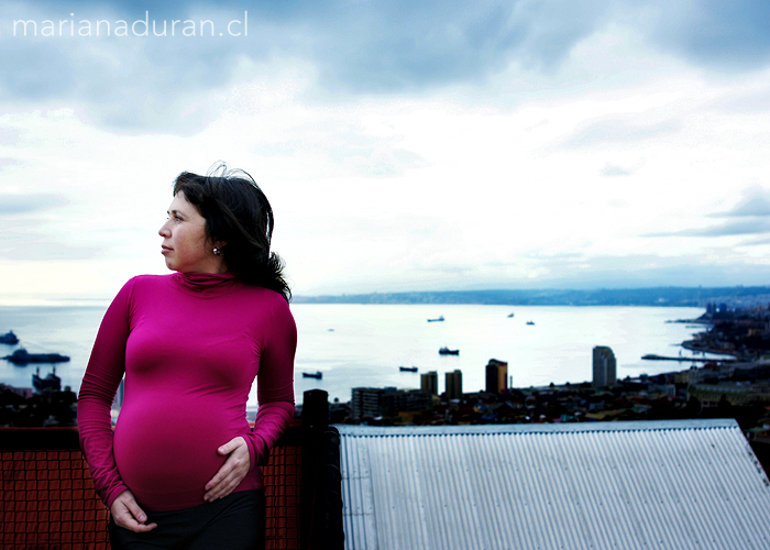 futura madre en una terraza en Valparaíso