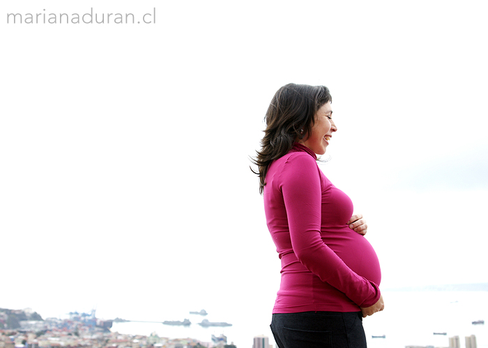 mujer embarazada en una terraza en Valparaíso