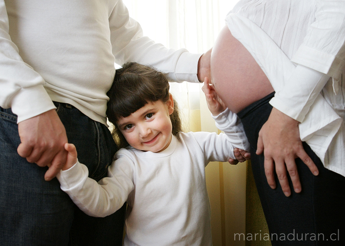 niña acaricia el vientre de su madre embarazada