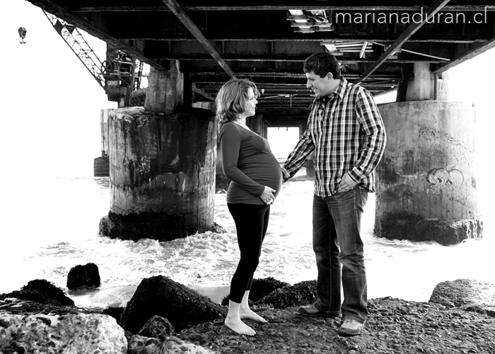 pareja de futuros padres bajo el Muelle Vergara de Viña del Mar