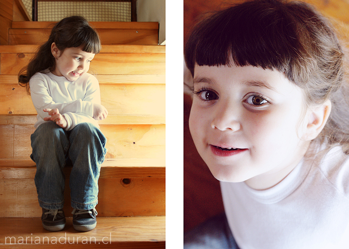 retrato de niña en una escalera de madera