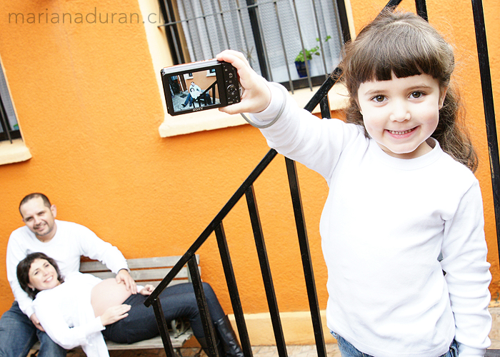 niña mostrando una foto de sus papás en una cámara digital