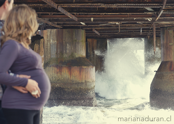 ola rompiendo bajo el Muelle Vergara de Viña del Mar