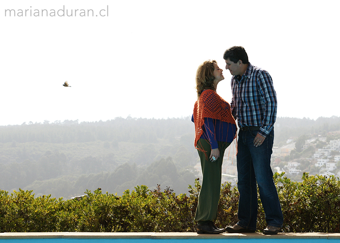 pareja de futuros padres y un pajarito volando