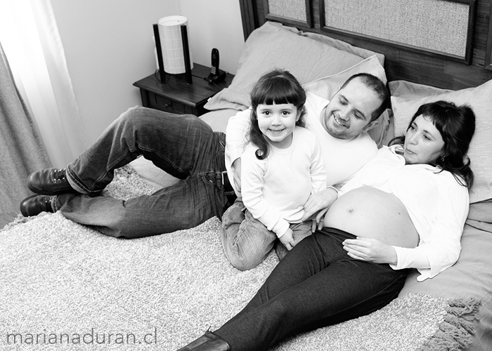 padres con sus dos hijas en la cama