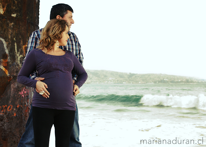 futuros papás con su bebé dentro del vientre en la playa en Viña del Mar