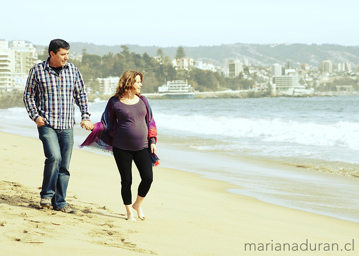 matrimonio esperando un hijo y paseando en la playa en Viña del Mar