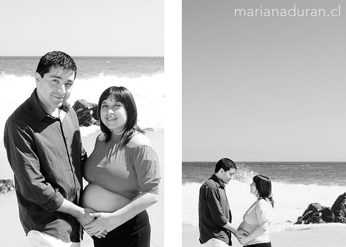 Pareja fotografiada en la playa esperando un bebé