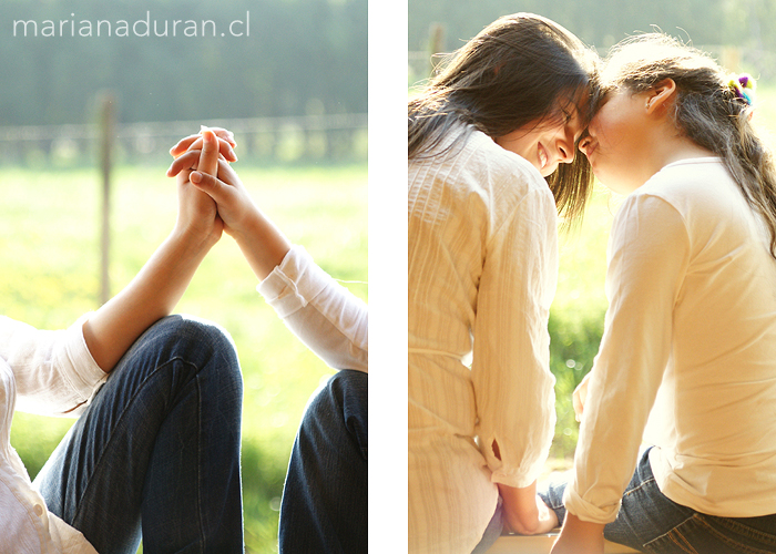 Mamá e hija tomadas de la mano