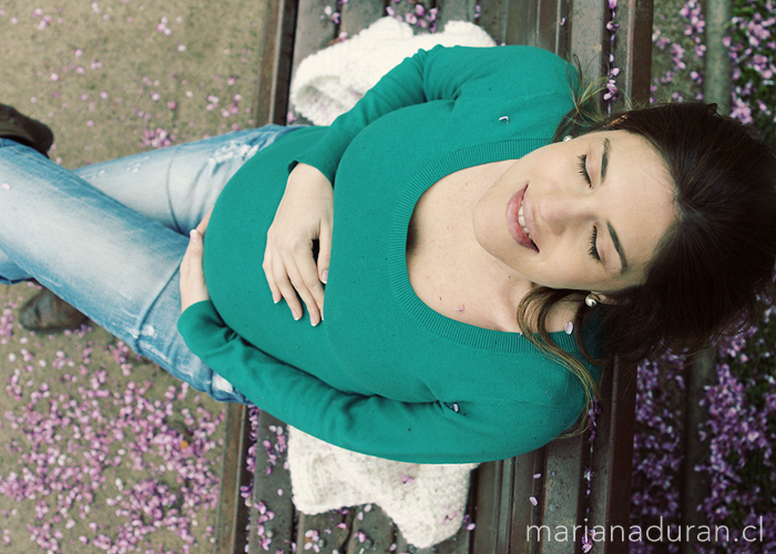 Embarazada en un parque en Santiago con los ojos cerrados