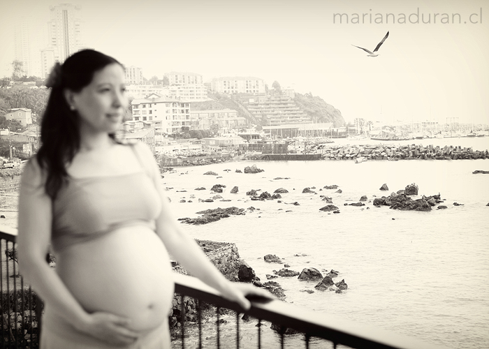 Embarazada en un balcón en Concón, Chile