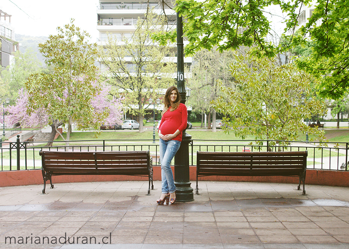Embarazada en una plaza de Santiago