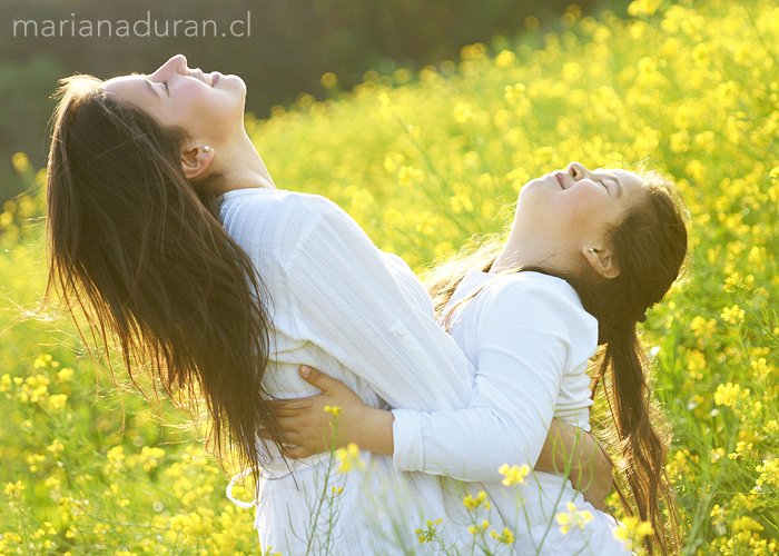 Madre e hija abrazadas mirando el cielo