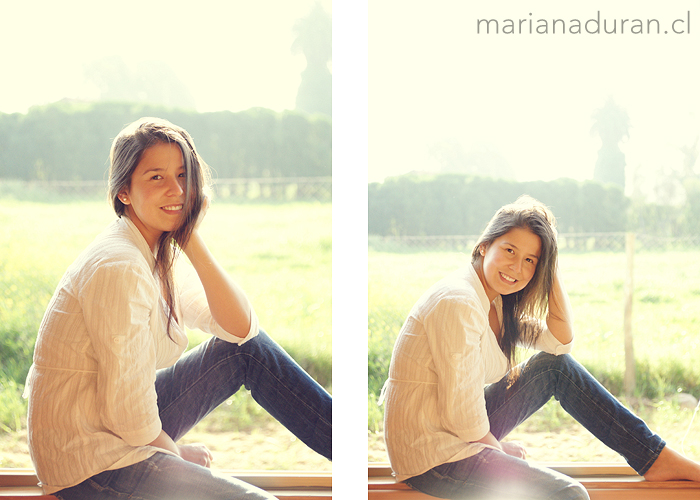 Mujer joven con jeans sentada en una ventana