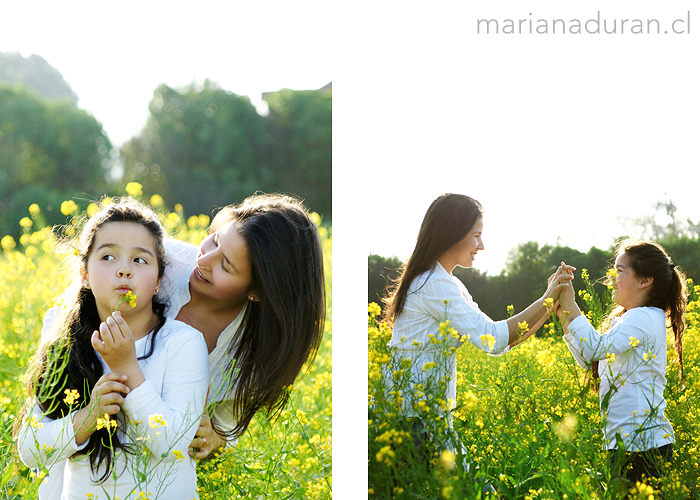 Madre e hija jugando entre las flores en Limache