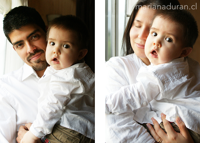 Mamá y papá con su bebé junto a la ventana