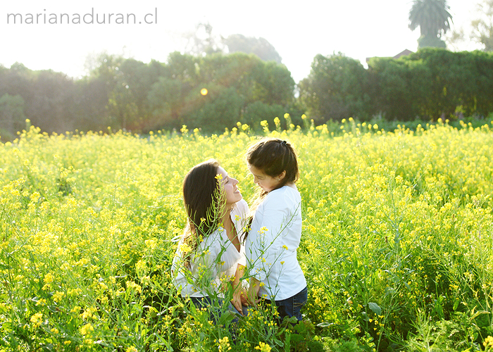 Mamá y su hija en campo de flores en Limache