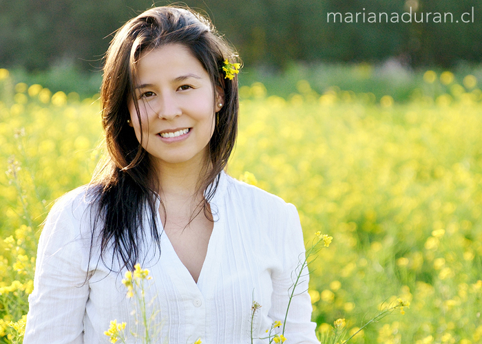 Retrato de mujer con una flor amarilla en el pelo