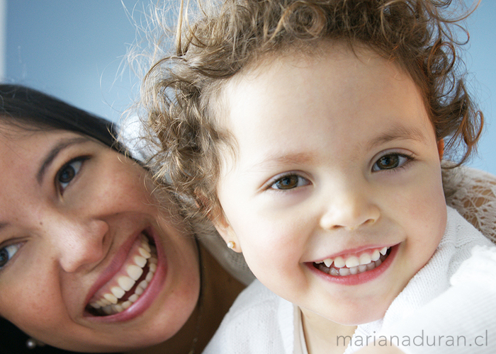 Mamá e hija riéndose