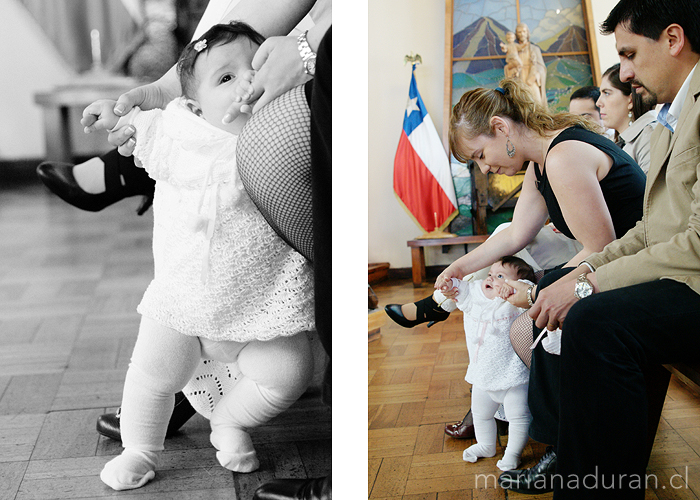 Madre sujeta a su hija para que camine