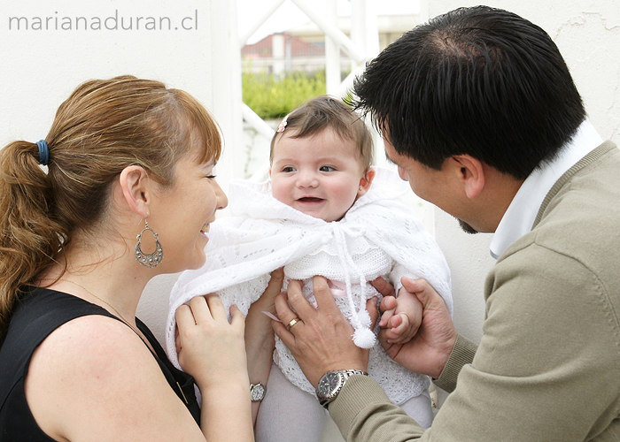 Bebé junto a sus padres el día de su bautizo