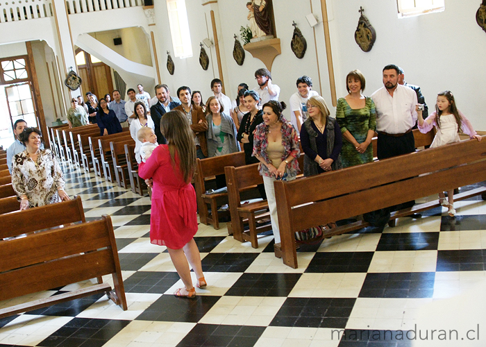 Familiares celebrando al recién bautizado