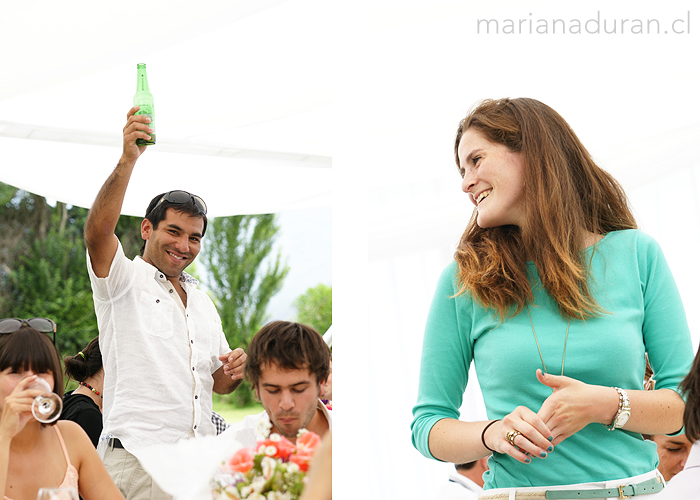 Padrinos haciendo un brindis en un bautizo