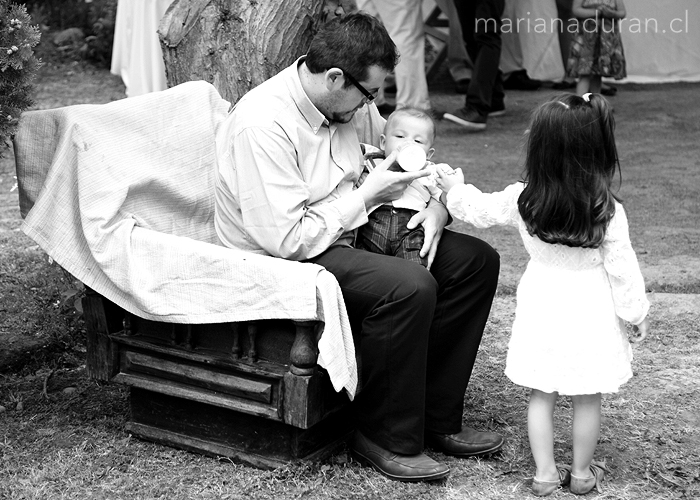 Papá dando un biberón a su hijo