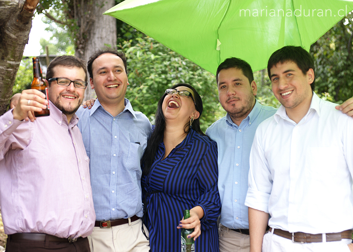 Grupo de personas con mujer riendo