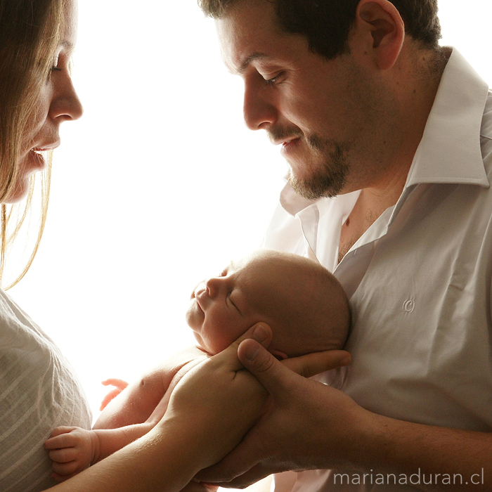 mamá y papá con su hijo recién nacido