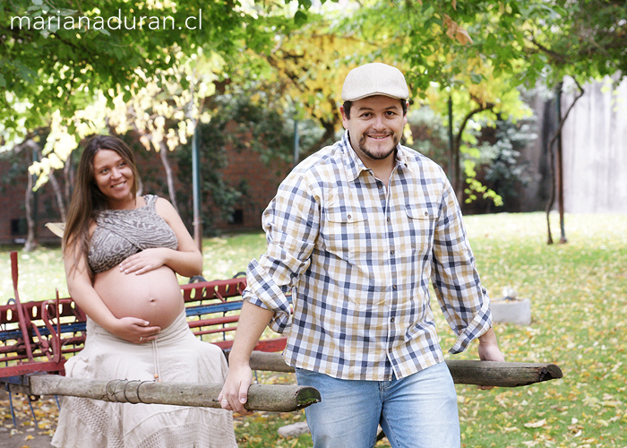 papá y mamá embarazada en un arado