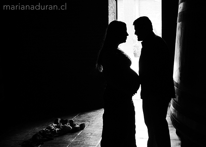 silueta de futuros padres en la bodega de la viña