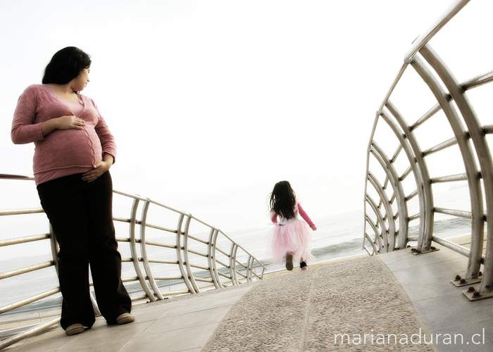 mamá embarazada esperando una hermanita