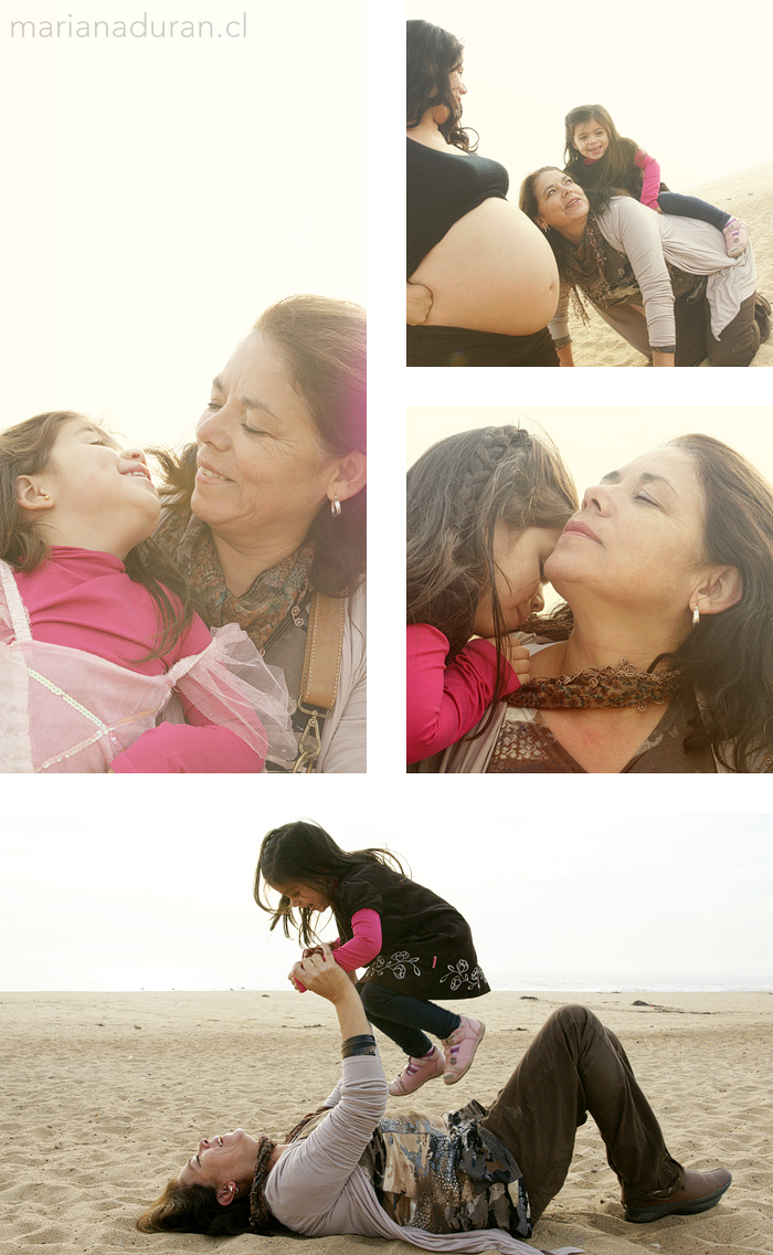 nieta y abuela jugando en la playa