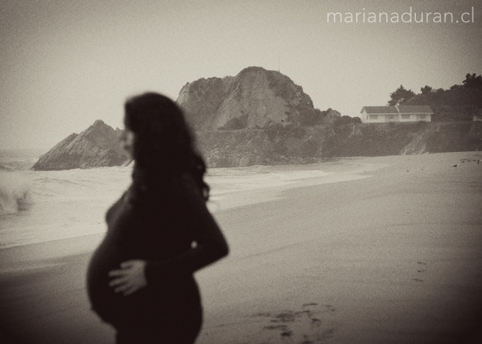 silueta de embarazada mirando el mar