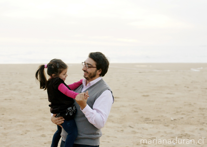 papá bailando con su hija en la arena