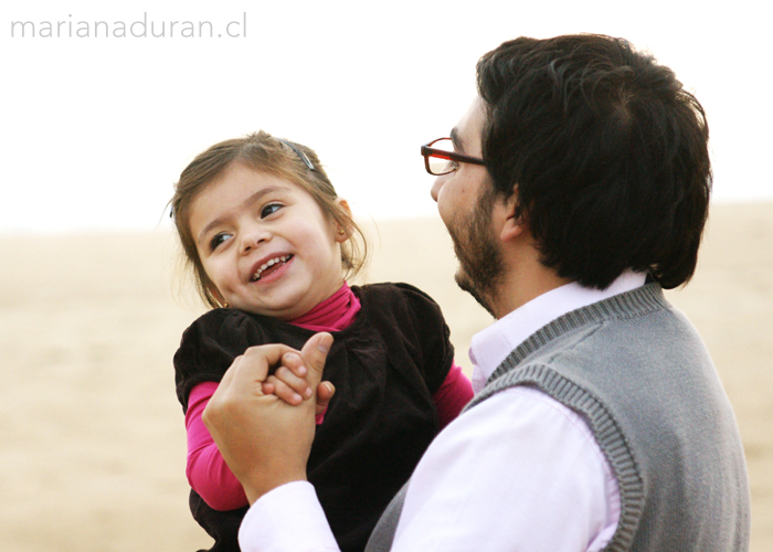 niña riendo con su papá