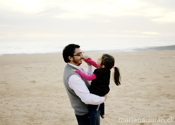 papá bailando con su hija en la arena