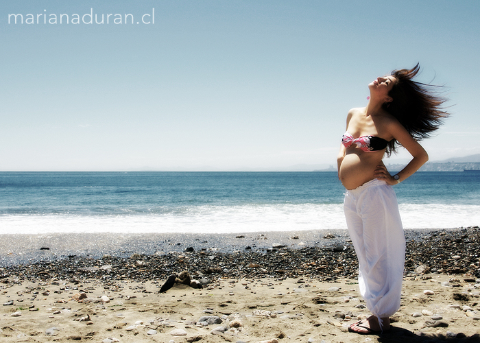 Mujer Embarazada Pelo al Viento