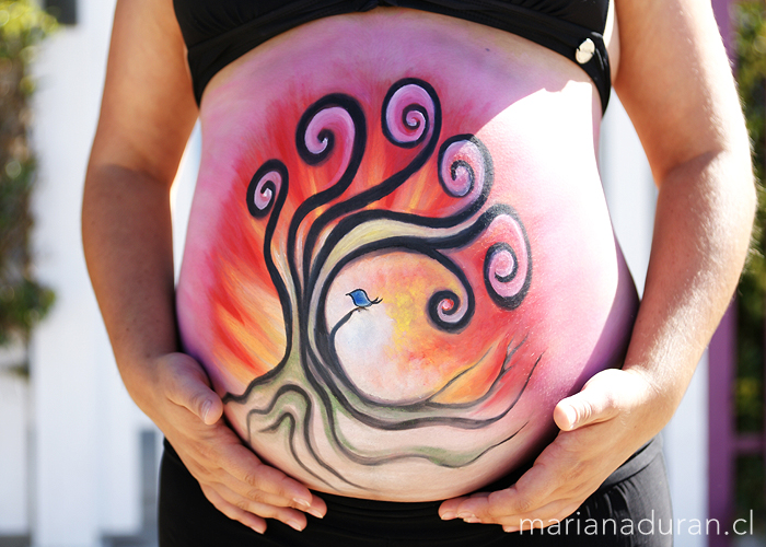 Embarazada con el cuerpo pintado