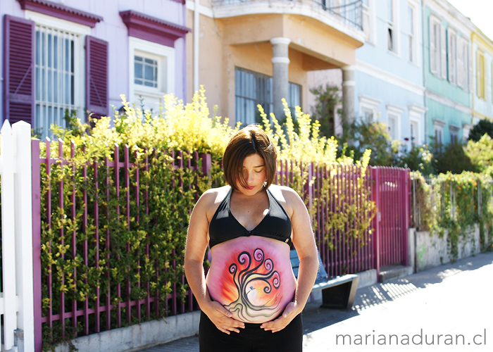 Mujer embarazada con la panza pintada 