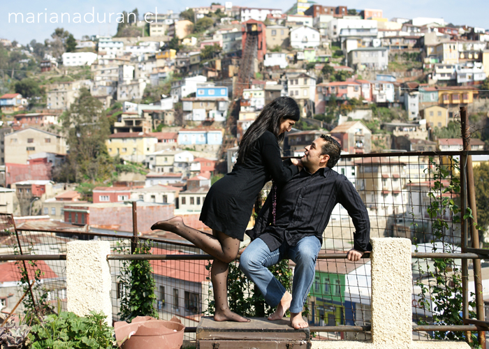 Pareja posando con Valparaíso y sus ascensores