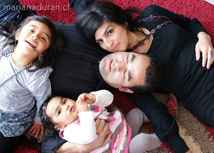 Familia recostada en la alfombra