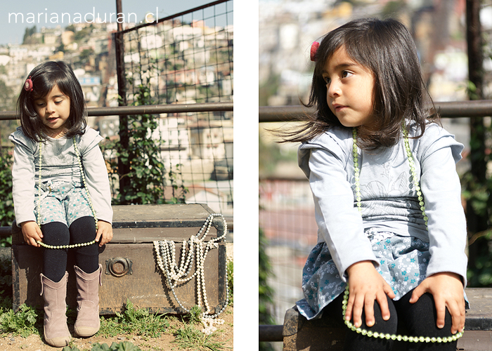 Niña jugando con collares de perlas en Valparaíso
