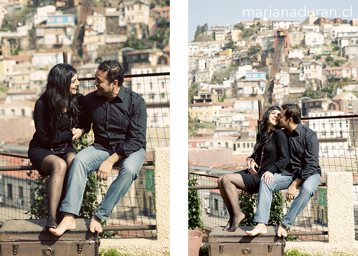 Pareja de pololos en Valparaíso con cerros